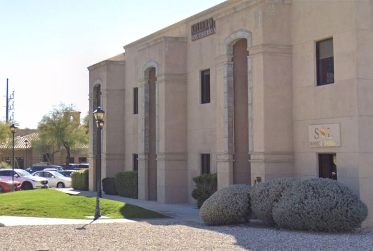 Front entrance of Oracle Clinic at N. Oracle Rd and E. Pusch View Lane.